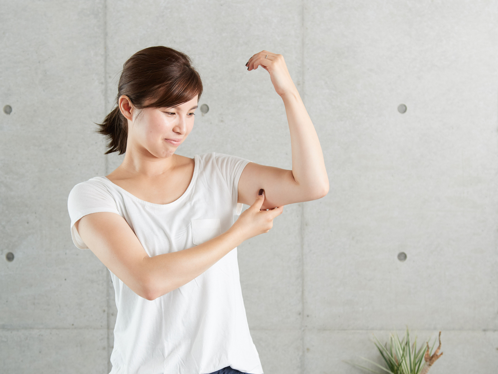 A Japanese woman who worries about sagging upper arms